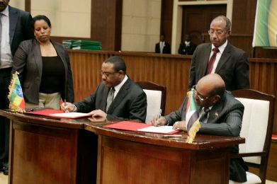 Sudanese president Omer Al- Bashir and Ethiopian prime minister Hailemariam Desalegn sign a series of joint cooperation agreements in Khartoum 4 December 2013 (Photo SUNA)