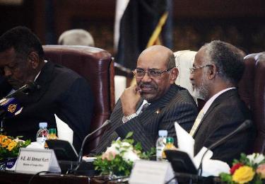 Sudan's President Omer Al-Bashir (C) attends the 3rd Sudanese-Ethiopian high level joint commission in the Sudanese capital Khartoum on December 4, 2013 with his new FVP Bakri Hassan Saleh on his right and FM Ali Karti on his left (Photo AFP/Ebrahim Hamid)