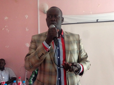 Bor town mayor Nhial Majak Nhial speaks at a workshop in Jonglei town, July 28, 2013 (ST)