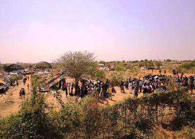 Hundreds of people displaced by fighting in Bor town, Jonglei state Decmber 21, 2013 (Photo: Larco Lomayat)