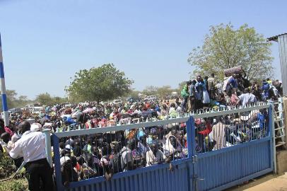 Civilians arrive to seek shelter at the UN Mission in South Sudan (UNMISS) compound in Jonglei capital Bor on 18 December 2013 (Photo: UNMISS/Reuters)