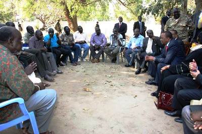 Kenyan president Uhuru Kenyatta meeting South Sudan's political detainees in Juba December 26, 2013 (Photo: Larco Lomayat)