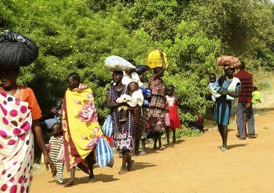 Some of the displaced people heading to the United Nations compound in Juba, December 17, 2013 (Photo: Larco Lomayat)