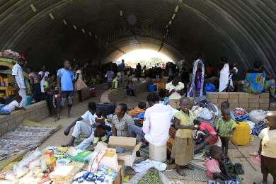 Families displaced by recent fighting in South Sudan, camp in a warehouse inside the United Nations Mission in Sudan (UNMISS) facility in Jabel, on the outskirts of capital Juba December 23, 2013. (Photo Reuters/James Akena