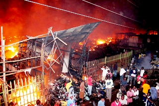 Kampala residents at the fire scene December 2, 2013 (Daily Monitor photo)