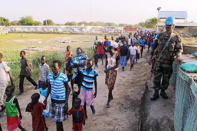 Civilians arrive at UNMISS compound adjacent to Juba International Airport to take refuge, on 17 December 2013 (AP Photo/UNMISS/Rolla Hinedi)