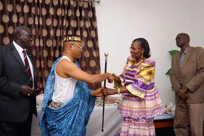 Owusi Patgrace who represented the Nigerian community (L) presenting the gift to South Sudan's first lady (Photo credit: Larco Lomayat)