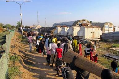 Residents make their way to the UN compound in Bor after fighting in Juba spread to Jonglei's state capital (Photo: UNMISS)