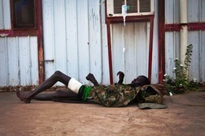 A wounded soldier from the Sudan People's Liberation Army (SPLA) lies on the ground on 21 April 2012 (Photo: ANP/AFP)