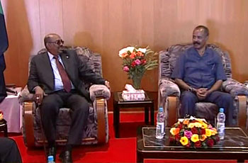 Sudanese president Omer Hassan Al-Bashir (L) meeting with Eritrean president Isaias Afewerki in Asmara January 16, 2013 (Ashorooq TV)
