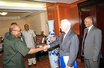 Sudanese President Omer Hassan al-Bashir (L) meets former U.S. President Jimmy Carter (R) in Khartoum January 21, 2014 (Reuters)