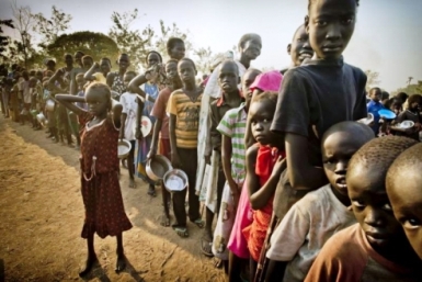 Displaced South Sudanese wait in line for food at the Dzaipi transit centre in Uganda (Photo: F. Noy/UNHCR)