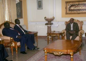 President Omer al-Bashir (R) receives South Sudan presidential adviser  (L) in his office, Khartoum , on 26 January 2014 (SUNA)