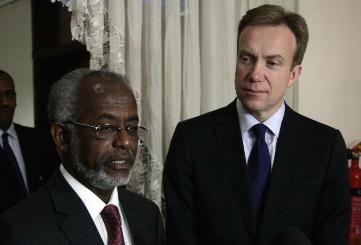 Norwegian Foreign Minister Borge Brende (R) gives a joint press conference with Sudanese Foreign Minister Ali Ahmed Karti on January 26, 2014 in Khartoum (AFP Photo/Ebrahim Hamid)
