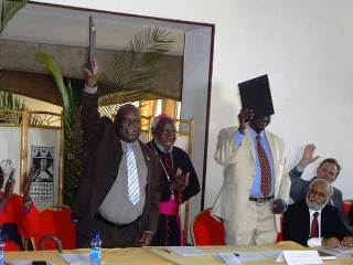 Bishop Paride Taban (C) appluads as the signing of a peace deal between South Sudan government and SSDM/A Cobra Faction rebels in Addis Ababa, January 30, 2014 (Photo: Larco Lomayat)