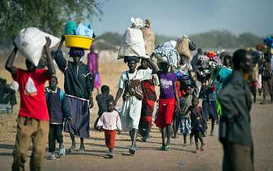 Displaced people arrive in Lakes state’s Awerial after crossing by river barge from Jonglei capital Bor, where government and rebel forces are battling for control (Photo: Ben Curtis/AP)