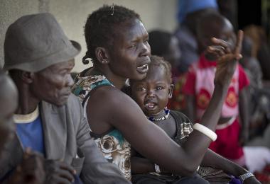 Displaced people who fled from recent fighting in Jonglei state capital Bor queue outside an MSF-run clinic in Lakes state's Awerial on 2 January 2014 (Photo: AP/Ben Curtis)