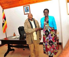 Ugandan leader Yoweri Museveni (L) and South Sudan's Rebecca Nyandeng in Rwakitura January 9, 2014 (PPU photo)            (AFP/Getty)