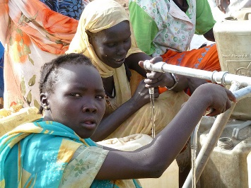 Sudanese refugees fill their bottles at a water collection point in Upper Nile state's Maban county (FILE)