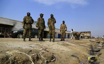 South Sudan army soldiers look on in Malakal town, 497km (308 miles) northeast of capital Juba, December 30, 2013 (Photo Reuters/ James Akena)