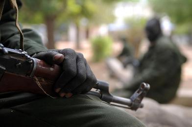 South Sudanese soldiers are seen outside the governor's compound, in Malakal, on January 12, 2014 (Photo AFP /Simon Maina)