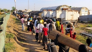 Thousands fleeing their home towns in South Sudan (AFP photo)