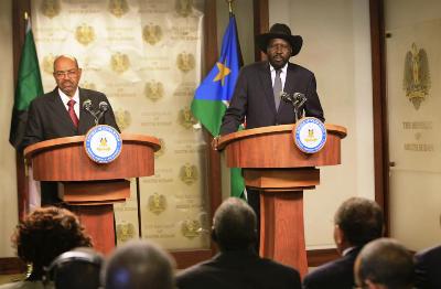 South Sudan President Salva Kiir (R) and his Sudan counterpart Omer al-Bashir hold a joint news briefing in the state house in capital Juba January 6, 2014 (Reuters/ James Akena).