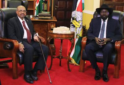 South Sudan President Salva Kiir (R) and his Sudanese counterpart Omar al-Bashir look on during a photo opportunity at the state house in capital Juba January 6, 2014 (Reuters/James Akena)