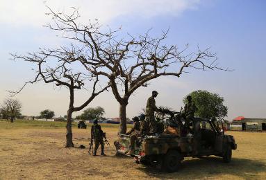 South Sudanese army soldiers are seen guarding Malakal town, 497km (308 miles) northeast of capital Juba, December 30, 2013 (Photo Reuters/James Akena)