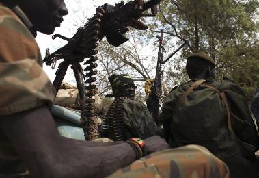 SPLA soldiers sit at the back of a pick-up truck in Malakal, Upper Nile state January 12, 2014. Malakal (Photo Reuters/Andreea Campeanu)