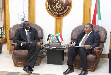 Sudan's minister of oil, Makkawi Mohamed Awad (R), receives his South Sudanese counterpart, Stephen Dhieu Dau, at his office in Khartoum on 12 January 2014 (SUNA)