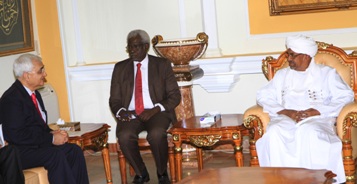 Sudanese president Omer Hassan al-Bashir (R) meeting with Indian foreign minister Salman Khurshid in Khartoum February 4, 2014 (India Ministry of External Affairs)