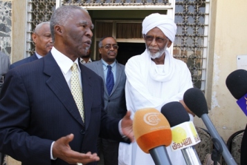 Chairman of the African Union High-Level Implementation Panel (AUHIP) Thabo Mbeki (L) speaking to reporters alongside leader of the Popular Congress Party (PCP) Hassan al-Turabi in Khartoum February 26, 2014 (ST)