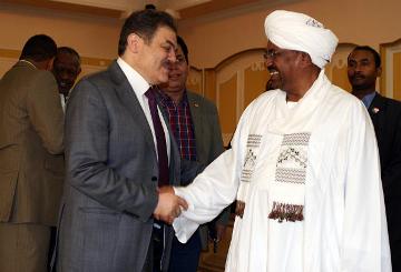 FILE - Al-Sayed Al-Badawi (L), head of the Egyptian delegation which is on an official visit to Sudan, is welcomed by Sudan's President Omar al- Bashir in Khartoum on May 7, 2011 (Mohamed Nureldin Abdallah/AP)