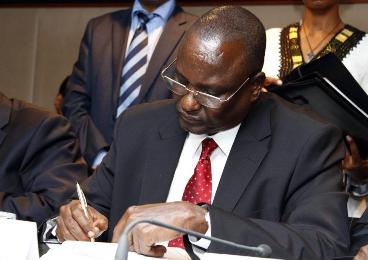 Head of the rebel delegation General Taban Deng Gai signs a ceasefire to end more than five weeks of fighting in South Sudan after negotiations in Ethiopia's capital Addis Ababa, January 23, 2014.  (Photo Reuters/Birahnu Sebsibe)