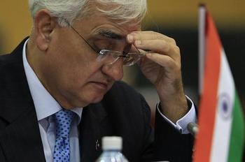 India's Foreign Minister Salman Khurshid reads a document during a pre-Commonwealth Heads of Government Meeting (CHOGM) in Colombo November 14, 2013 (REUTERS/Dinuka Liyanawatte)