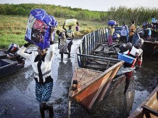 South Sudanese who fled the fighting in Bor, Jonglei by boat to Awerial county in Lakes state January 2, 2014 (AP)