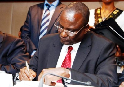 The head of the rebel delegation, General Taban Deng Gai, signs a ceasefire agreement, ending more than five weeks of fighting in South Sudan following negotiations in the Ethiopian capital, Addis Ababa, on 23 January 2014 (Photo: Reuters)