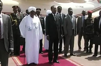 Chad’s president Idriss Deby (R) standing next his Sudanese counterpart Omer Al-Bashir at Um-Jaras airport 29 March 2014 (Ashorooq TV)