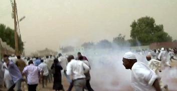 An image grab taken from AFP TV shows Sudanese demonstrators running for cover from tear gas fired by police during a protest outside the Wad Nabawi mosque in Khartoum's twin city of Omdurman on July 6, 2012 (AFP Photo)