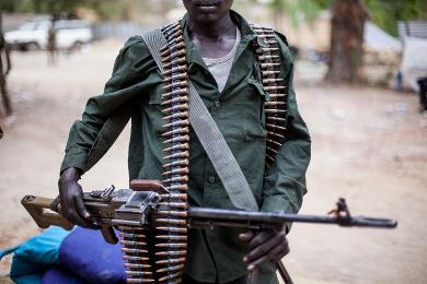 A member of South Sudan's rebel SPLM-In-Opposition patrols the streets of Upper Nile state capital Malakal, on 4 March 2014 (Photo: AFP /Andrei Pungovschi)