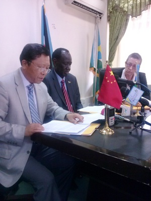 The Chinese ambassador to South Sudan, Ma Qiang (L), Charles Manyang (C), undersecretary to the ministry of foreign affairs and Anne Marie van den Berg (R), deputy-director of UNMISS, sign letter of endorsement in Juba on 4 March 2014 (ST)