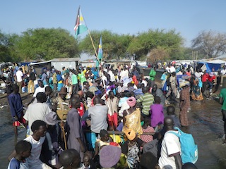 People scrabbling to get onto boats to cross from the Jonglei capital Bor to Mingkaman in Lakes state. 9 March 2014 (ST)