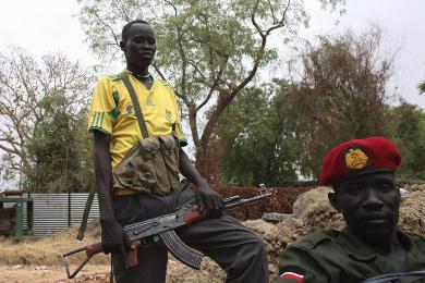 Rebel forces pose for a photo in Malakal, the capital of South Sudan's Upper Nile state, on 4 March 2014 (Photo: Reuters/Andreea Campeanu)