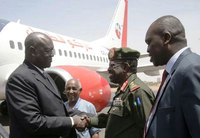 South Sudan's defence minister, Kuol Manyang Juuk, is welcomed by Sudan's state defence minister, Yahya Mohamed Khair, at Khartoum airport on 18 March 2014 (SUNA)