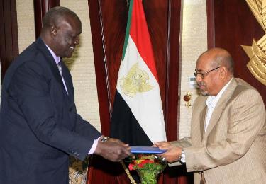 South Sudan's defence minister Kuol Manyang Juuk (L) presents Sudanese president Omer Hassan Al-Bashir with a letter in Khartoum on19  March 2014 (Photo: AFP/Ebrahim Hamid)