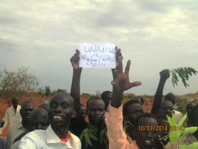 Bahr el Ghazal students protesting at the UN main Gate in Wau, March 12, 2014 (ST)