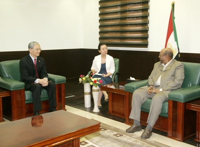 Chinese special envoy for Africa Zhong Jianhua (L) during a meeting with Sudanese president Omer Hassan al-Bashir (R) in Khartoum on 31 March 2014 (SUNA)
