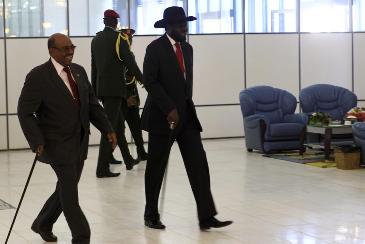 South Sudan's president, Salva Kiir, is accompanied by his Sudanese counterpart Omer Hassan al-Bashir (L) after arriving at Khartoum Airport on 5 April 2014 (Photo: Reuters/Mohamed Nureldin Abdallah)