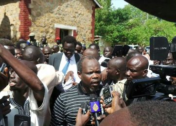 The SPLM's former secretary-general, Pagan Amum, talks to reporters following his release outside the court in Juba on 25 April 2014 (Photo: Anadolu Agency/Atem Simon)